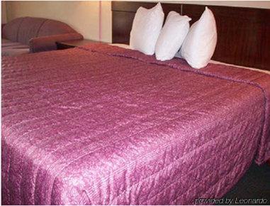 Budgetel Inn & Suites Кълъмбъс Стая снимка