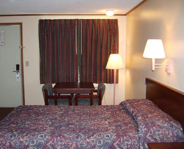 Budgetel Inn & Suites Кълъмбъс Екстериор снимка